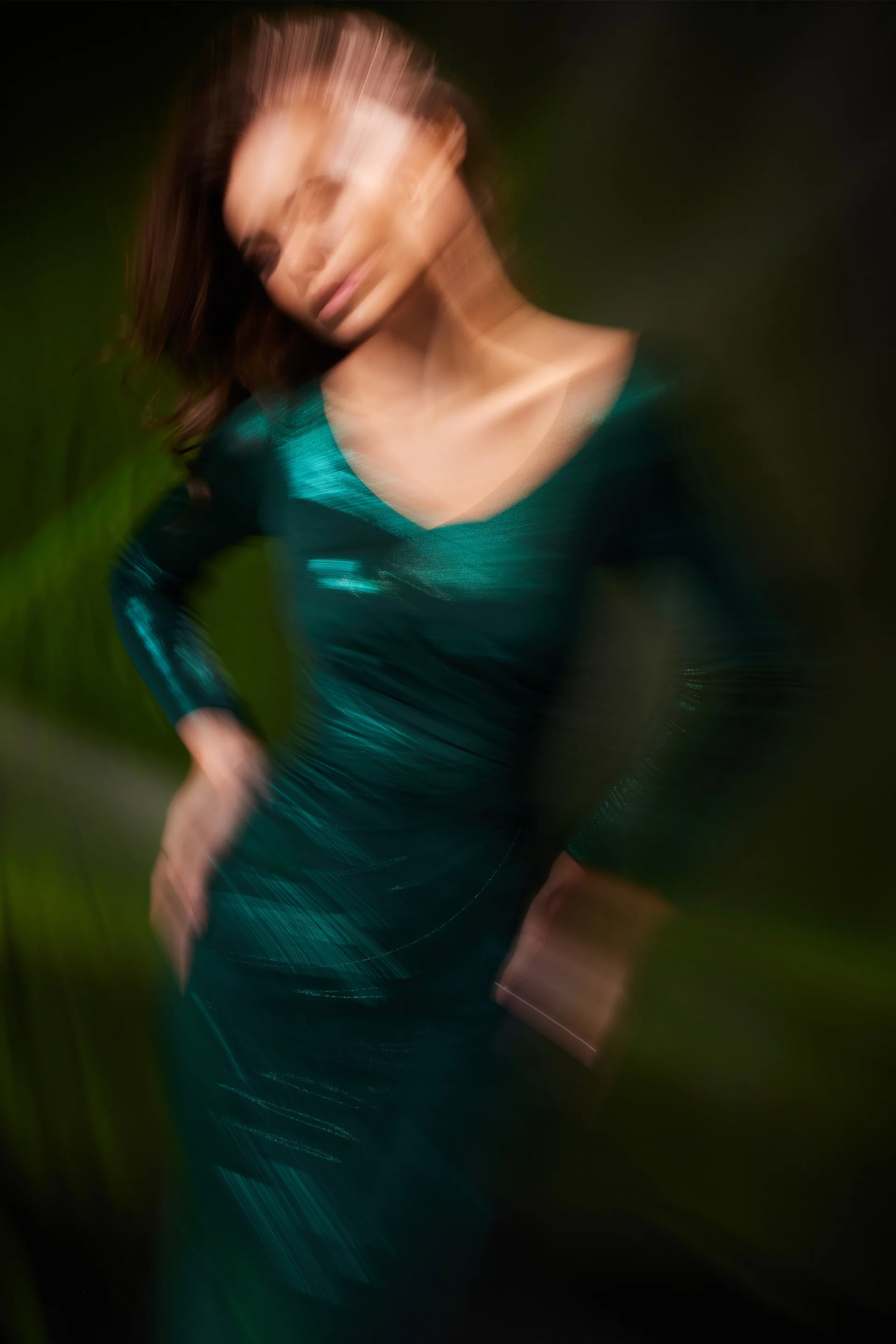 Rochie de seara cu decolteu in V si maneci lungi din lycra metalica Afterglow CA199 - Image 5